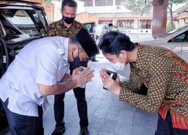 Viral Foto Menag Membungkuk Kepada Gibran Netizen Kudu Hormat Sama