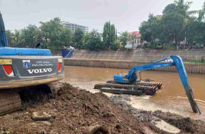 Antisipasi Banjir DKI Kerahkan 240 Alat Berat Keruk Lumpur Di Sejumlah