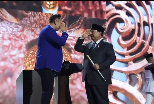 Hadiri Penutupan Kongres VI Partai Demokrat, AHY Hadiahi Tongkat Komando ke  Prabowo | NNC Netralnews