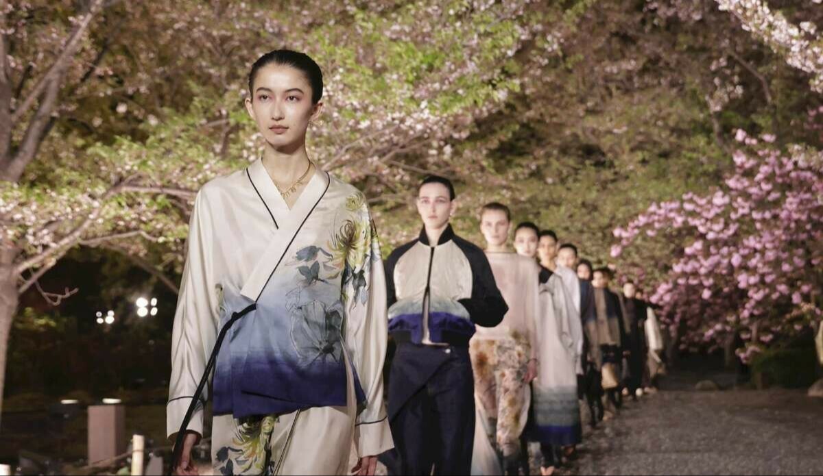 Dior Tampilkan Koleksi Fashion Musim Gugur di Taman Kuil Kuno Kyoto