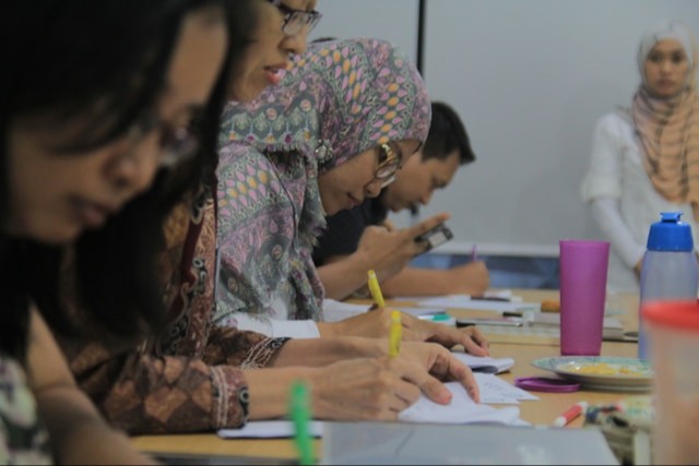 ilustrasi _sesi pelatihan literasi keuangan berbasis komunitas.