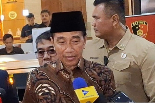 Ketika Jokowi Tertawa saat Diminta Tunjukkan Ijazah Asli oleh Media 