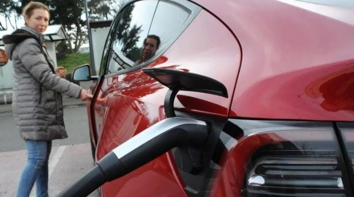 Produsen Baterai Tesla Melihat Sahamnya Melonjak pada Debut di Hong Kong