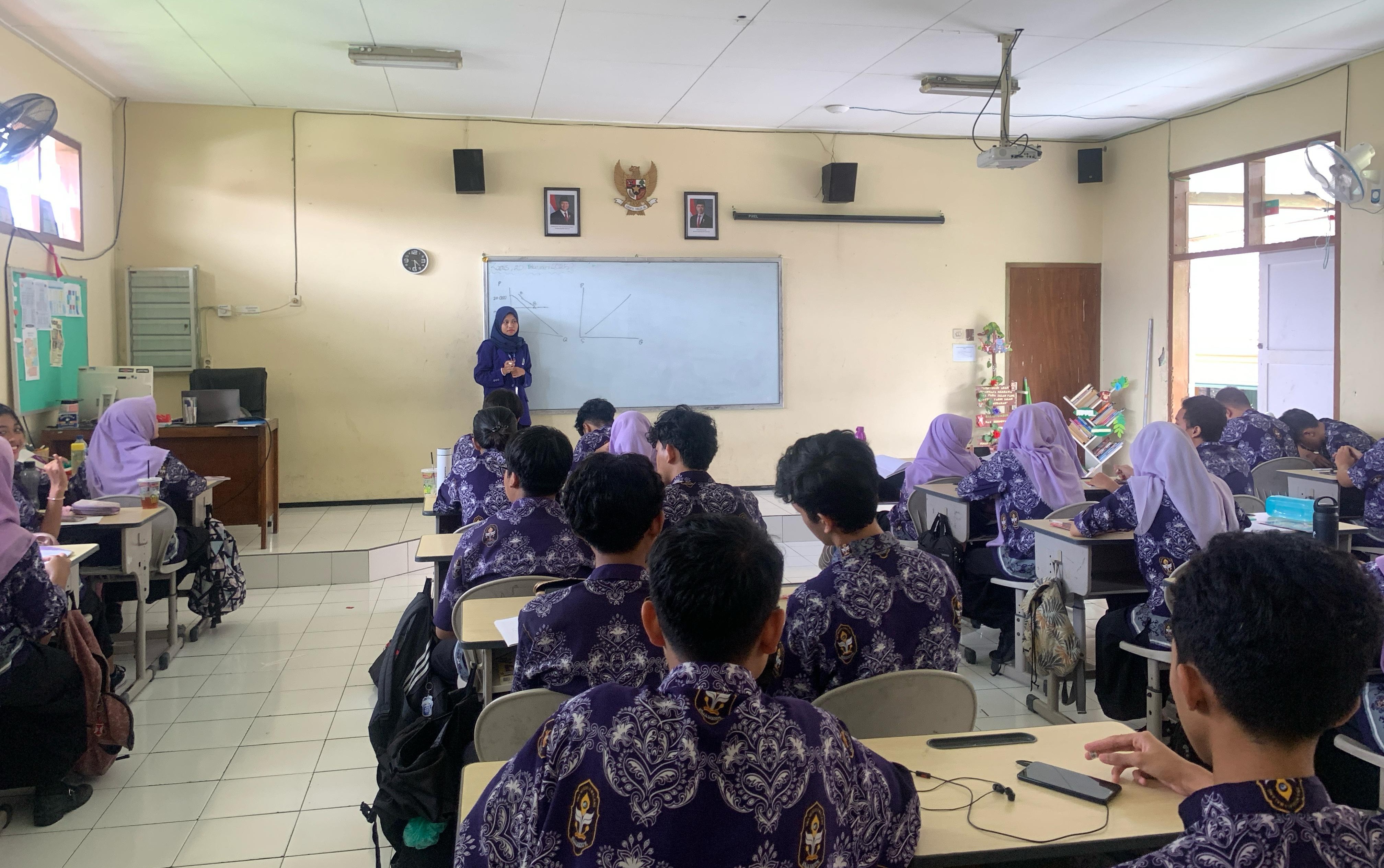 Sinergi Mahasiswa UM: Warnai Kelas dan Karakter di SMA Negeri 9 Malang