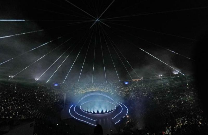 Para aktor tampil dalam upacara pembukaan Paralimpiade Musim Dingin Milan-Cortina 2026 di Verona Olympic Arena di Verona, Italia, pada 6 Maret 2026. 