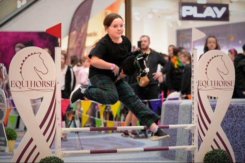 Seorang gadis melompati rintangan 