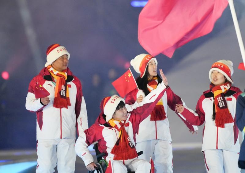 Anggota kontingen China berparade dalam upacara pembukaan Paralimpiade Musim Dingin Milan-Cortina 2026 di Verona Olympic Arena di Verona, Italia, pada 6 Maret 2026. 