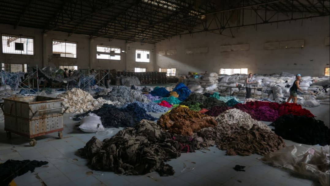 Fashion Fades, Waste Remains: Dilema Validasi di Balik Tumpukan Pakaian