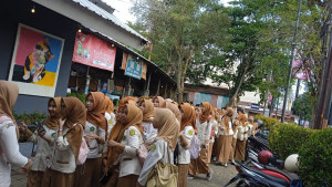 Lima Perupa Hadirkan Refleksi Dunia Anak Lewat Lukisan dan Clay