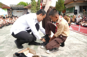 Bupati Purbalingga Bagikan 100 Pasang Sepatu Sekolah, Bawa Harapan untuk Siswa