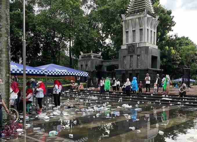 Sampah Berserakan Usai Acara Nusantara Bersatu di GBK, Untung Ada Pasukan Oranye