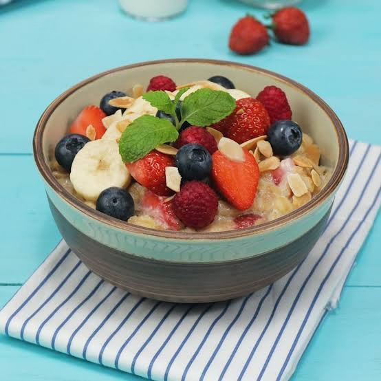 Nikmati Sarapan Mengenyangkan dengan Oatmeal, Buah-buahan dan Kacang, Ini Resepnya | NNC Netralnews