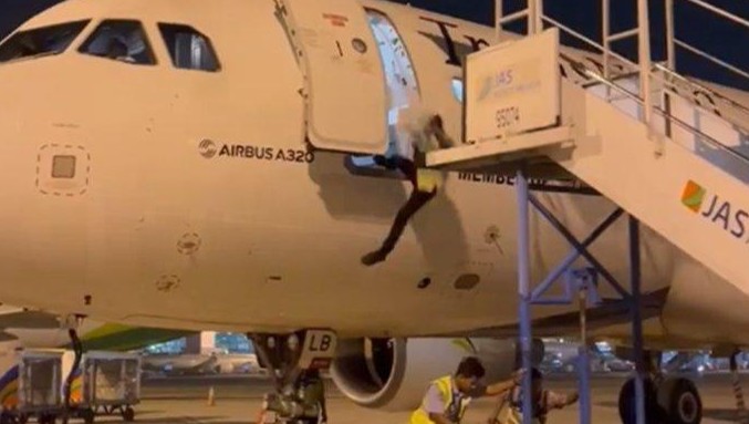 Viral di Media Sosial, Petugas Bandara Terjatuh dari Airbus A320 Trans Nusa  | NNC Netralnews