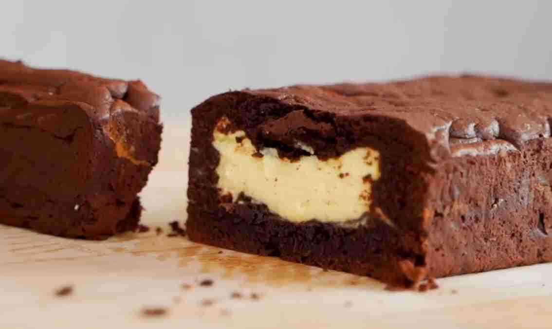 Brownies Keju Lumer Dengan Lapisan Keju Creamy Dan Cokelat Pekat, Sempurna Untuk Camilan Manis Di Sore Hari