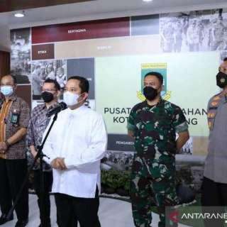Tangerang City Mayor Arief Wismansyah (center, white shirt)